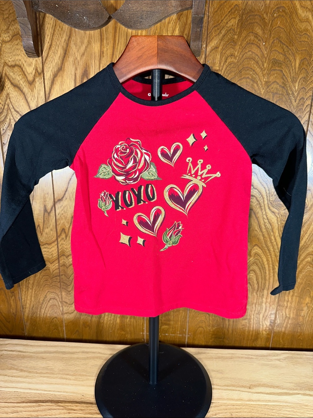 🎉Girls' Red & Black Raglan Top with Rose & Heart Graphics. D319